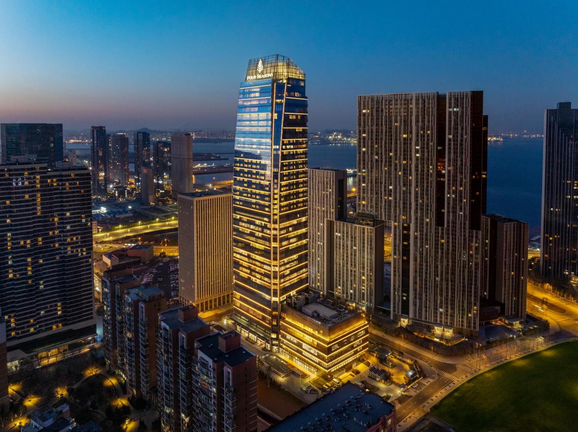Four Seasons Hotel Dalian Bagian luar foto